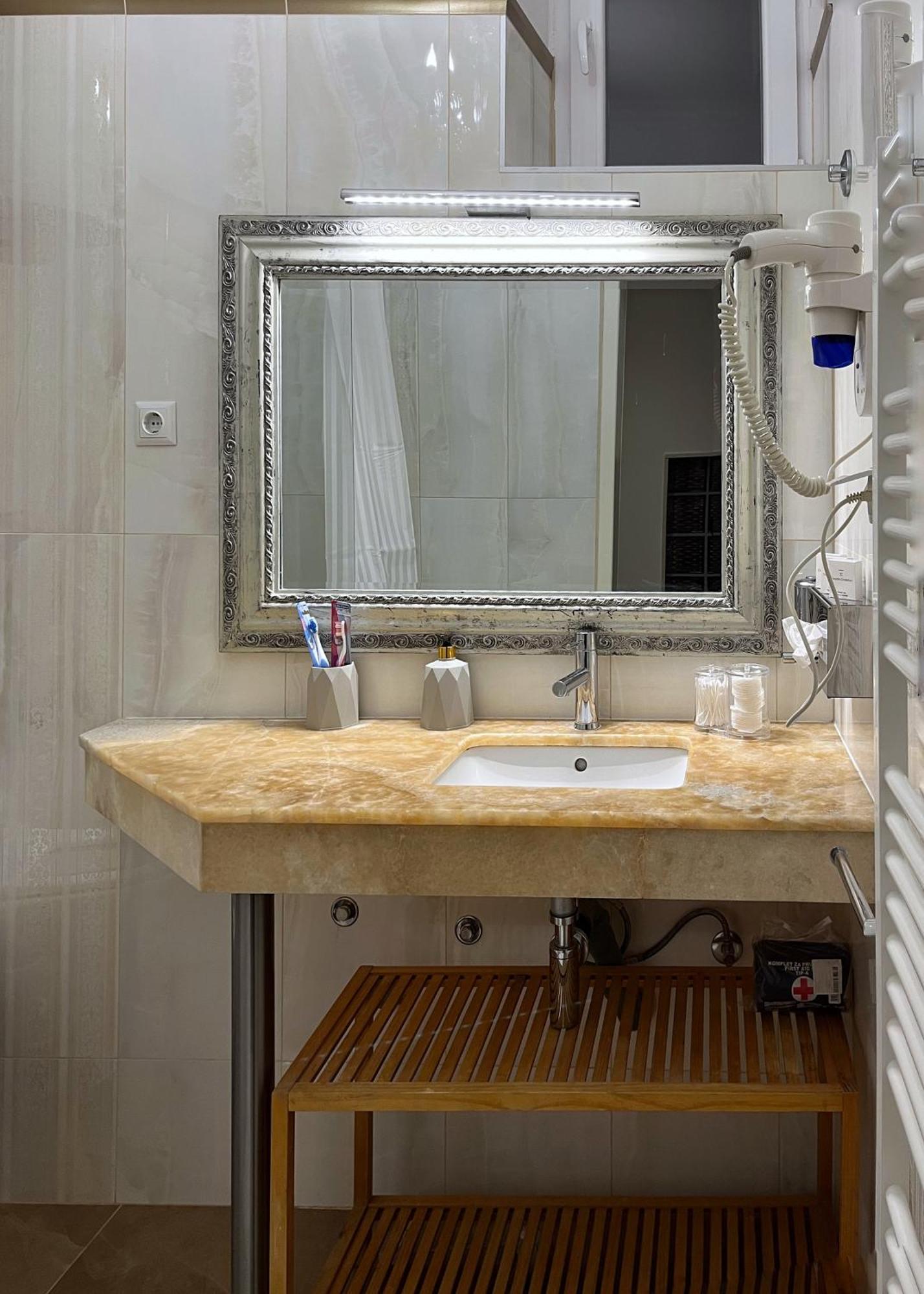 Main Street Retreat Apartment With Free Parking Saraievo Exterior foto